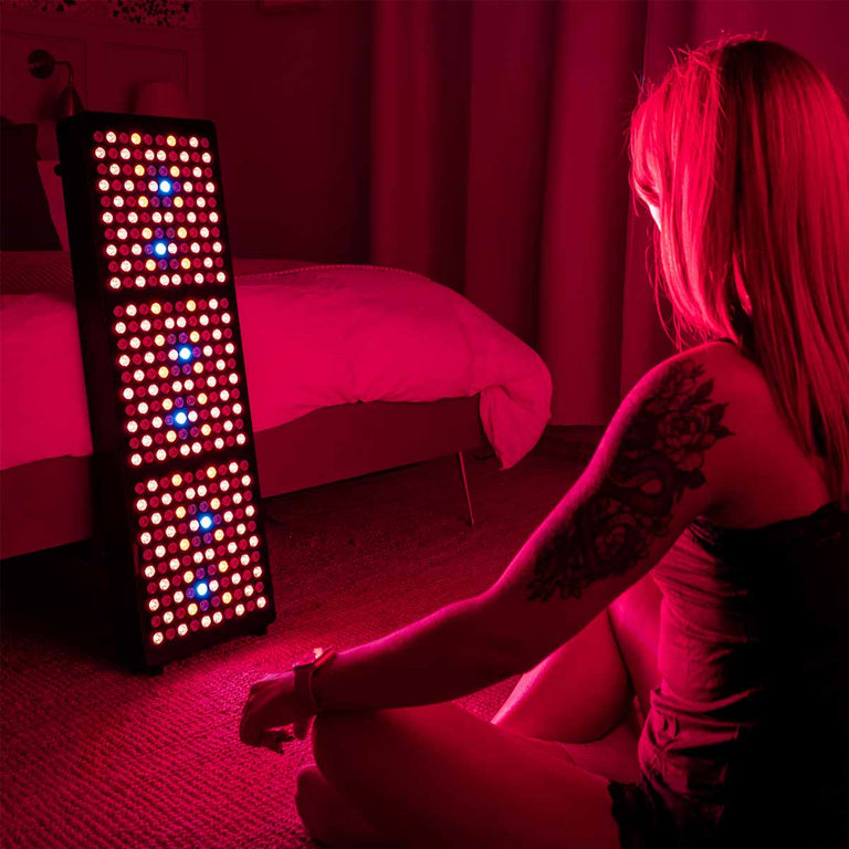 CELLER8 Half body red light panel leaning on bed