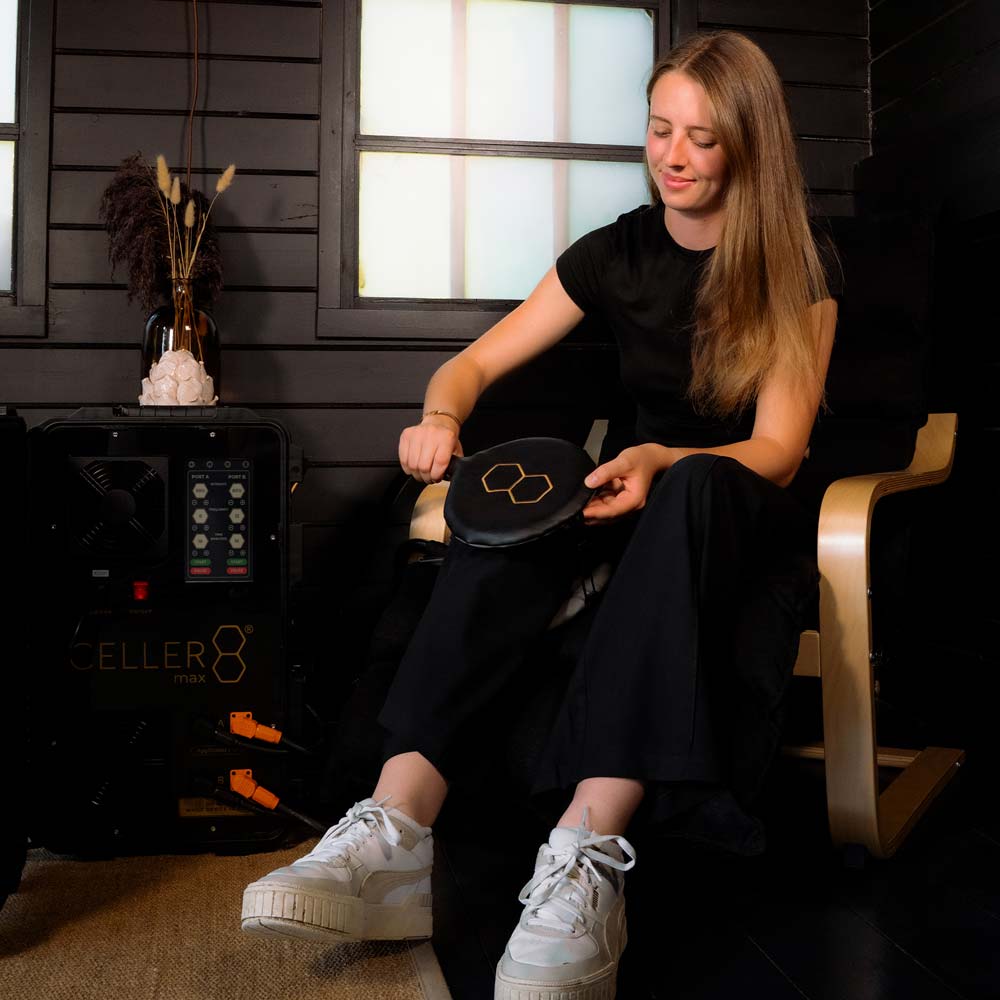 Women applying dual small loop while sat on CELLER8 Max chair