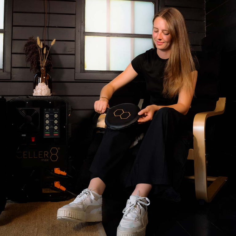 Women applying dual small loop while sat on CELLER8 Max chair